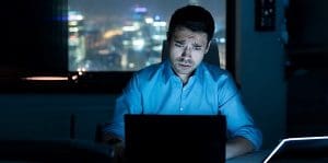 Hyperconnectés depuis janvier, épuisés en décembre : le poids de la fatigue numérique